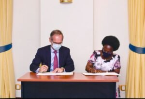 Total CEO Patrick Pouyane and Energy Minister Goretti Kitutu signing the Host Agreement