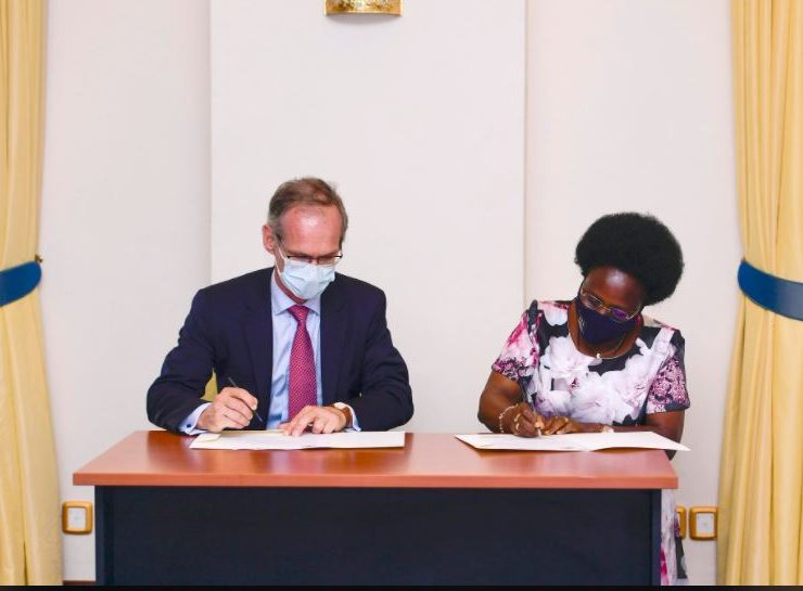 Total CEO Patrick Pouyane and Energy Minister Goretti Kitutu signing the Host Agreement