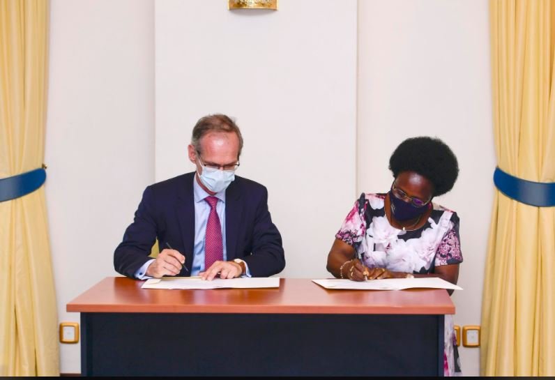 Total CEO Patrick Pouyane and Energy Minister Goretti Kitutu signing the Host Agreement